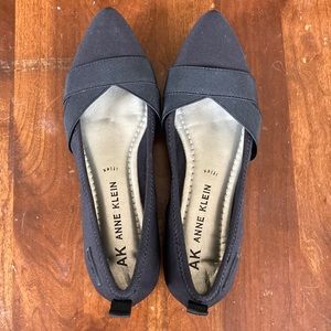 Black pointed toe flats NWT